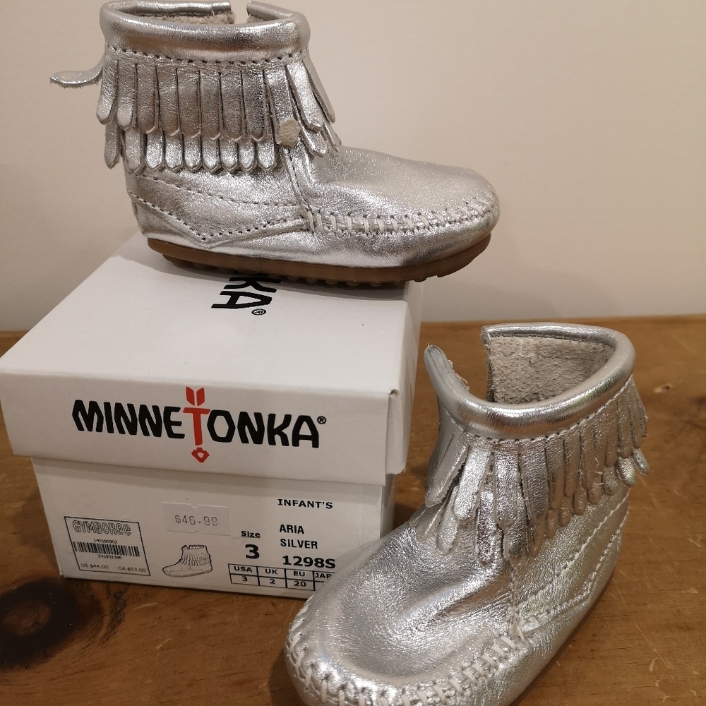MinneTonka | Silver moccasins (size 3)